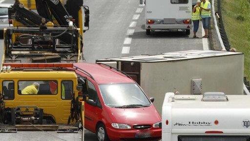 A10: Wohnwagen kippt um