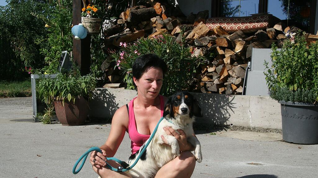 Tierpflegerin Martina von der Pfotenhilfe Lochen mit dem Fundhund Emma.