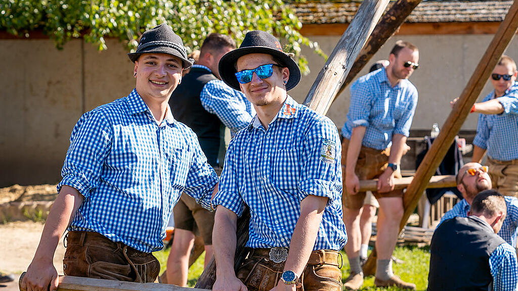 Maibaumaufstellen in Wals (am Kirchenplatz)