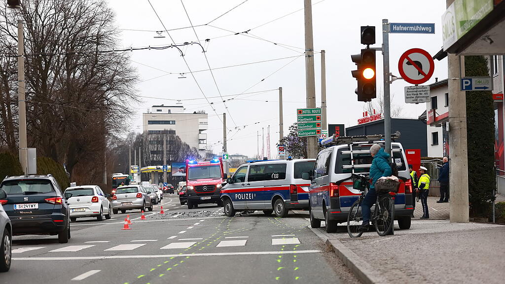 Polizeiauto contra Auto auf Münchner Bundesstraße