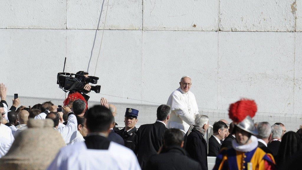 Zehntaussende Pilger bei Amtseinführung von Papst Franziskus