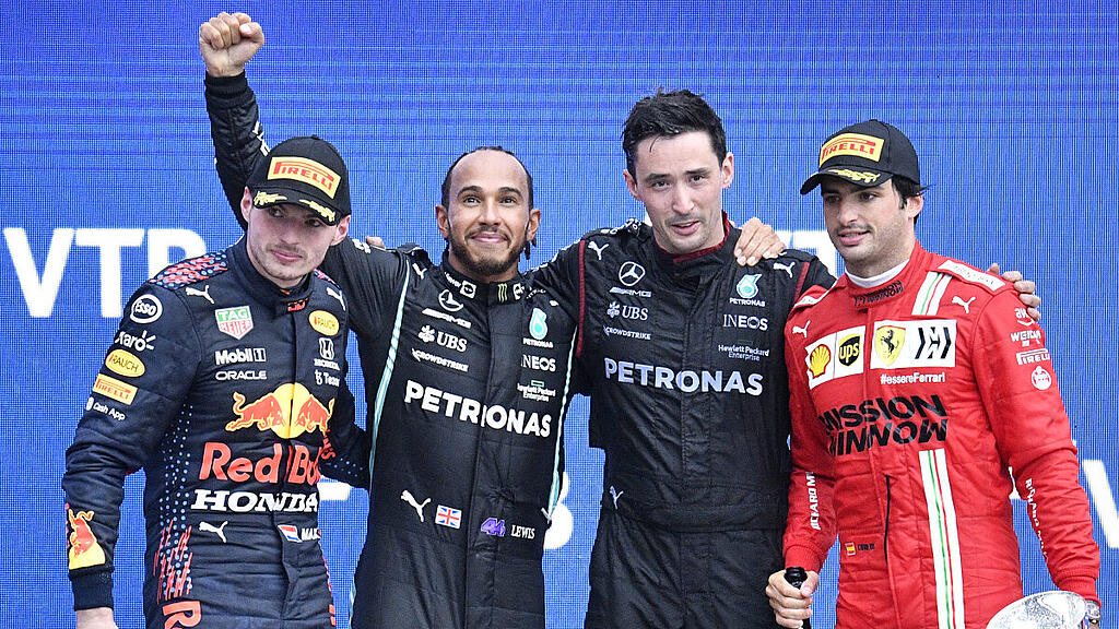 Weltmeister Hamilton bei Siegerehrung in Sotschi nach 100. F1-Sieg