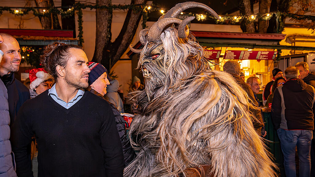 Alt Gnigler Krampusse beim Weihnachtsmarkt am Mirabellplatz
