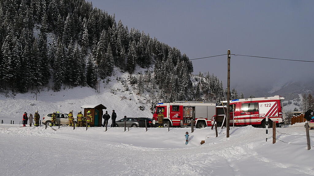 Bad Gastein: Auto rutscht von Straße