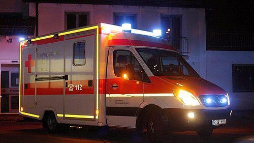 Die Fußgängerin wurde durch den Zusammenprall auf die Fahrbahn geschleudert und schwer am Kopf verletzt.