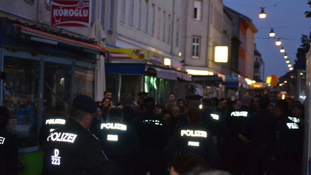"Mahnwache" und Demo am Brunnenmarkt: Polizeieinsatz