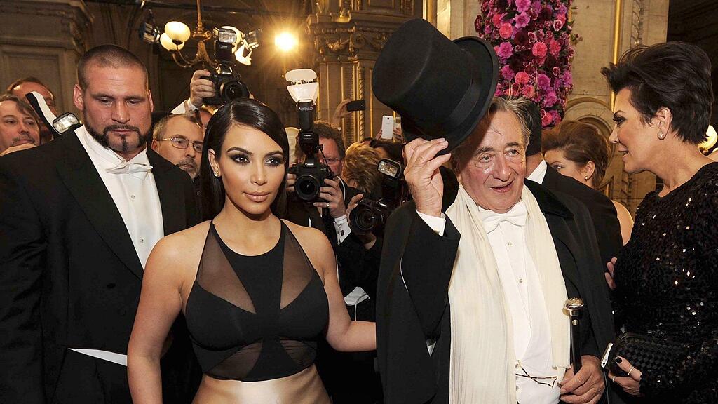 Kim Kardashian in Begleitung von Richard Lugner.
