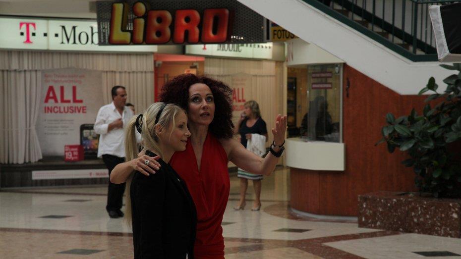Christina "Mausi" Lugner und Anastasia "Katzi" Sokol im INterview und beim Shoppen