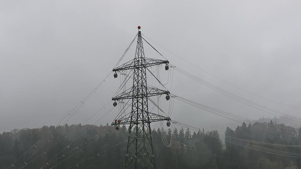 Bau von 380 kV-Leitung