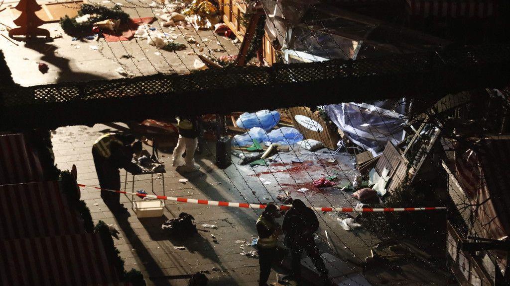 Lkw rast in Weihnachtsmarkt: Spurensicherung in der Nacht