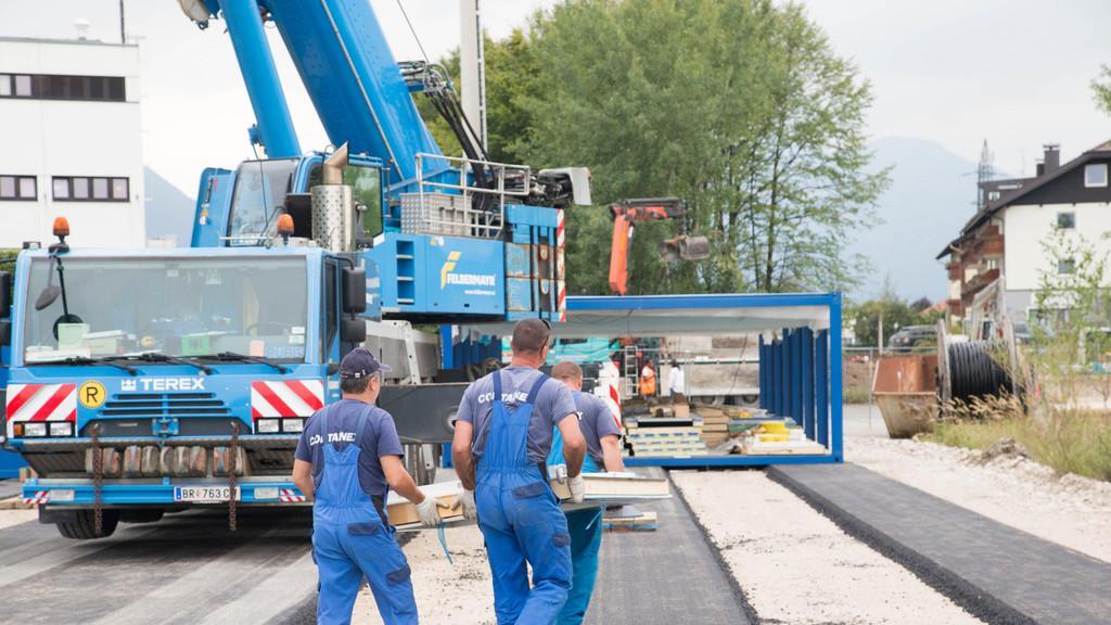 Aufbau der Container in der Schwarzenbergkaserne