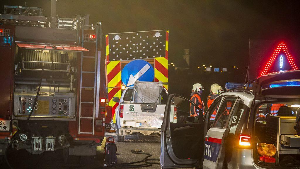 Alkolenker crasht auf A1 in Asfinag-Fahrzeug