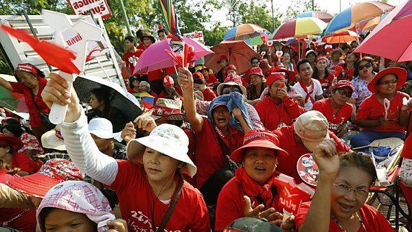 Regierungsanhänger demonstrieren für Yingluck
