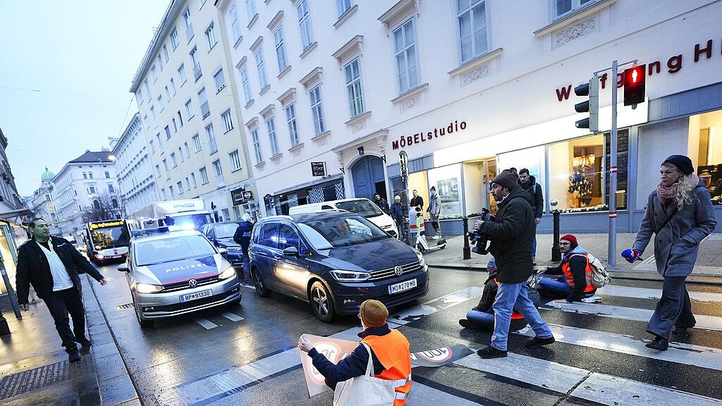 Klebe-Protest vor Wiener Schulen