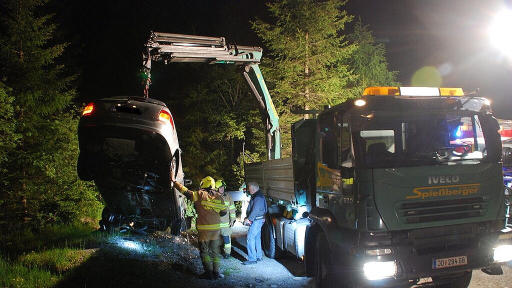 Bad Gastein: Auto stürzt in Bach