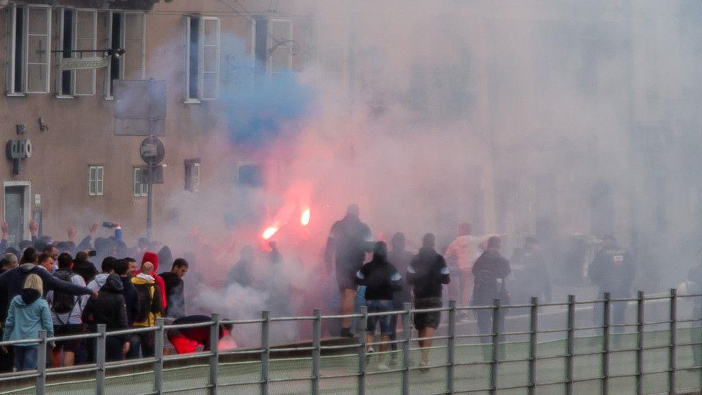 Kroatische Fans marschieren durch Altstadt