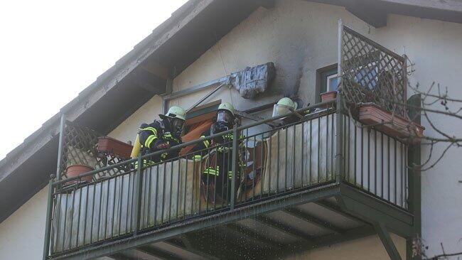 Der Holzbalkon fing Feuer. Der Rauch zog in die Wohnung.