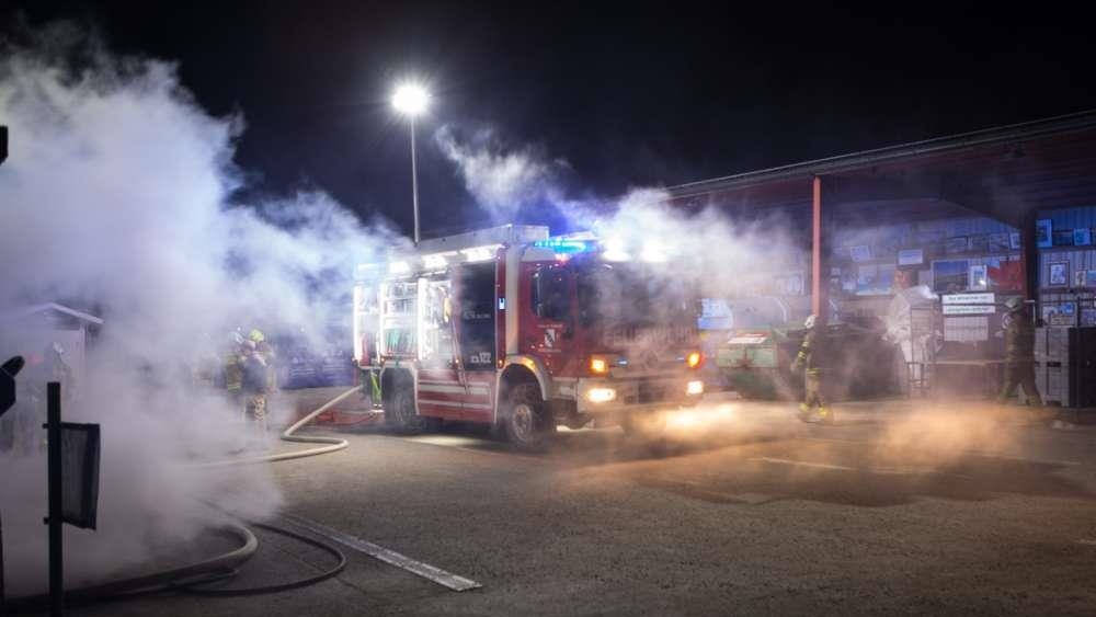 Containerbrand fordert Feuerwehr in Straßwalchen