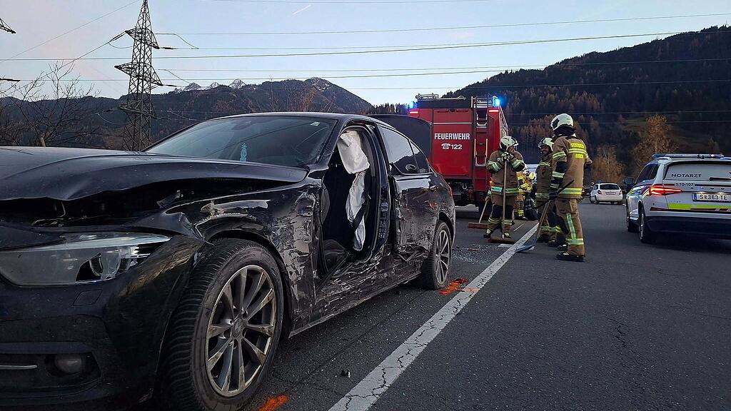 Sechs Fahrzeuge in Crash in Bruck verwickelt