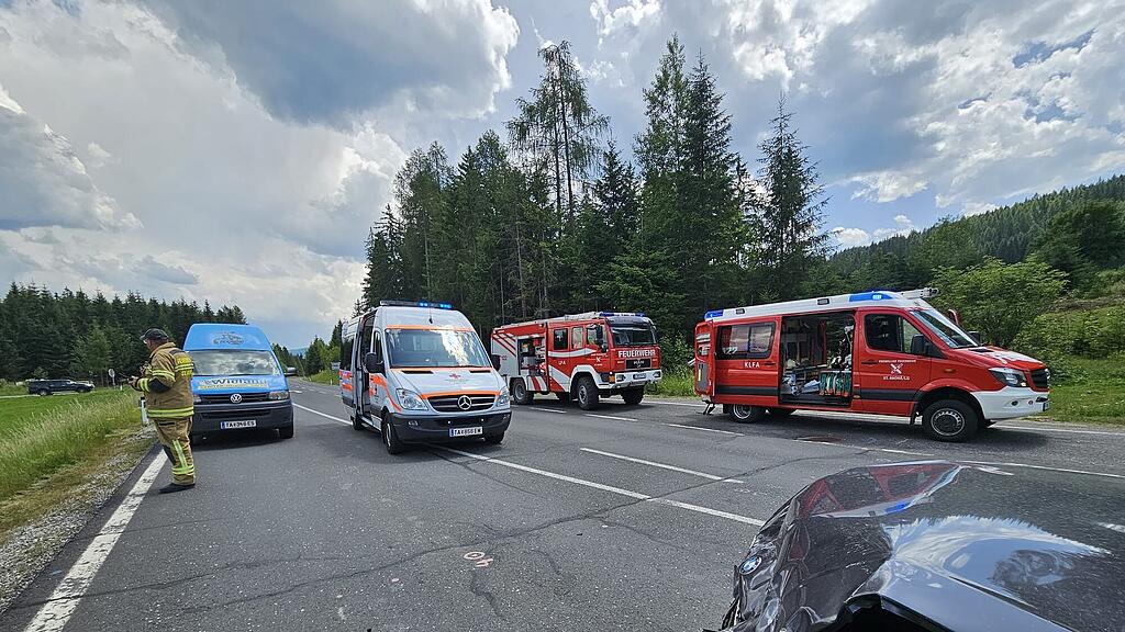 Drei Verletzte bei Unfall auf B95 in St. Andrä im Lungau