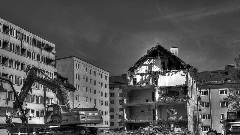 Bagger frisst sich durch Wohnblock