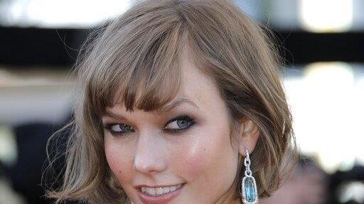 Karlie Kloss trägt einen Bob