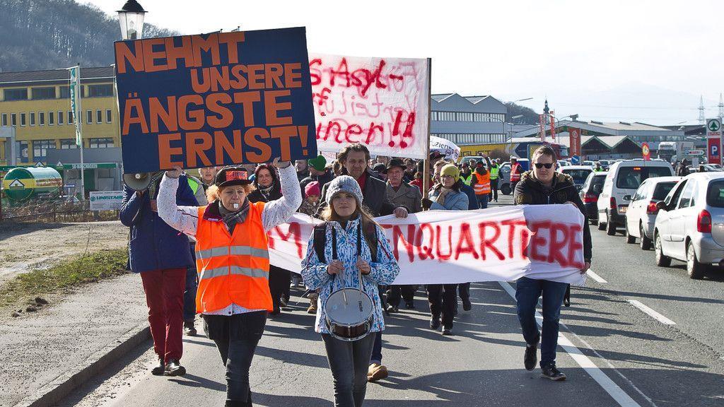 200 Personen demonstrieren gegen Asyl-Großquartier in Straniakstraße