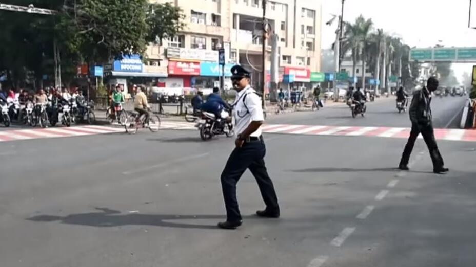 "Der Moonwalk amüsiert Pendler und Fahrer", sagt Polizist Singh.