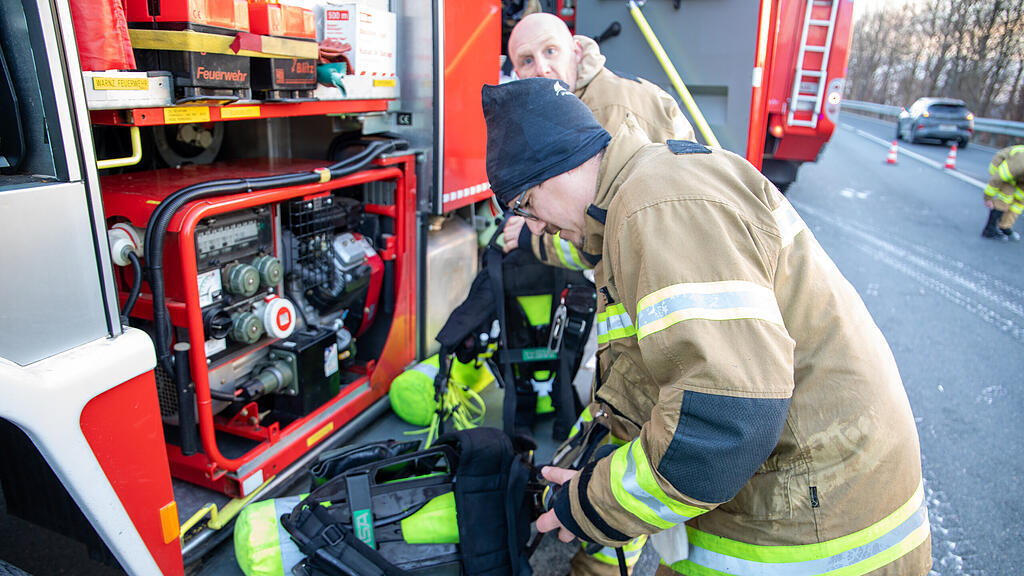 Lkw-Anh\u00e4nger in Nu\u00dfdorf in Vollbrand