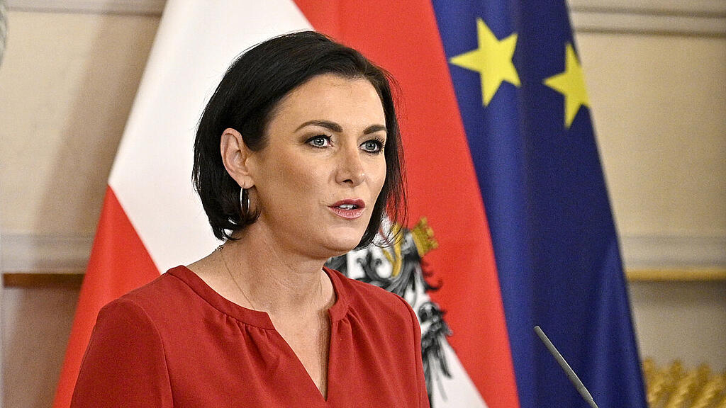 Ministerin Köstinger kann sich "3G" am Arbeitsplatz vorstellen
