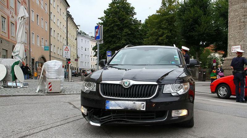 Deutscher Pkw prallt in Poller
