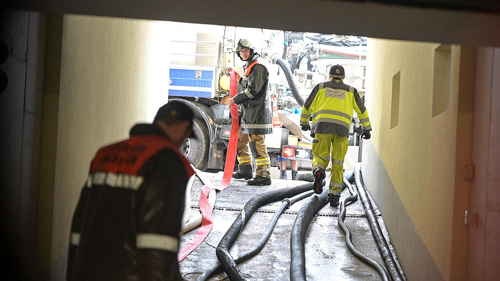 Aufräumarbeiten nach Überschwemmungen in Kufstein