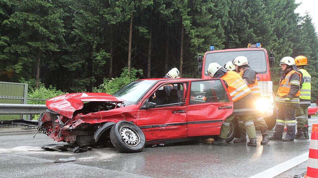 Die Frau war Beifahrerin als der Lenker die Kontrolle des Fahrzeuges verlor und gegen die Leitschiene prallte.