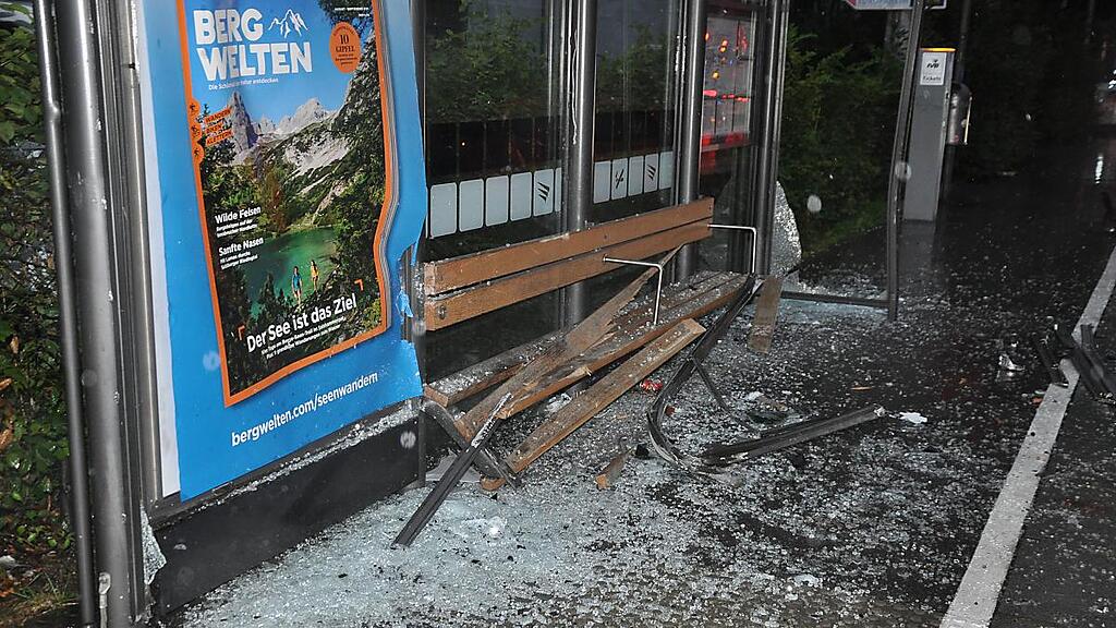 Die Bushaltestelle wurde verwüstet