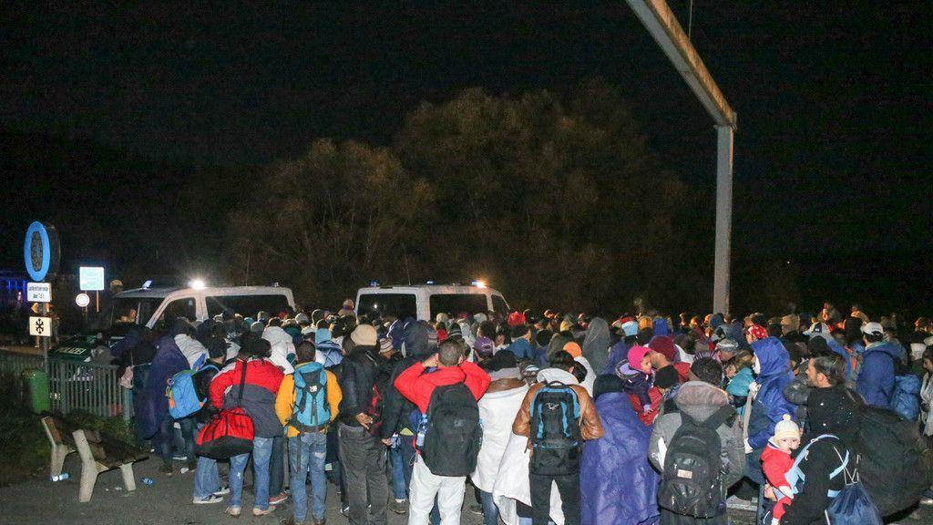 OÖ: Zahlreiche Flüchtlinge verbringen Nacht an Grenze