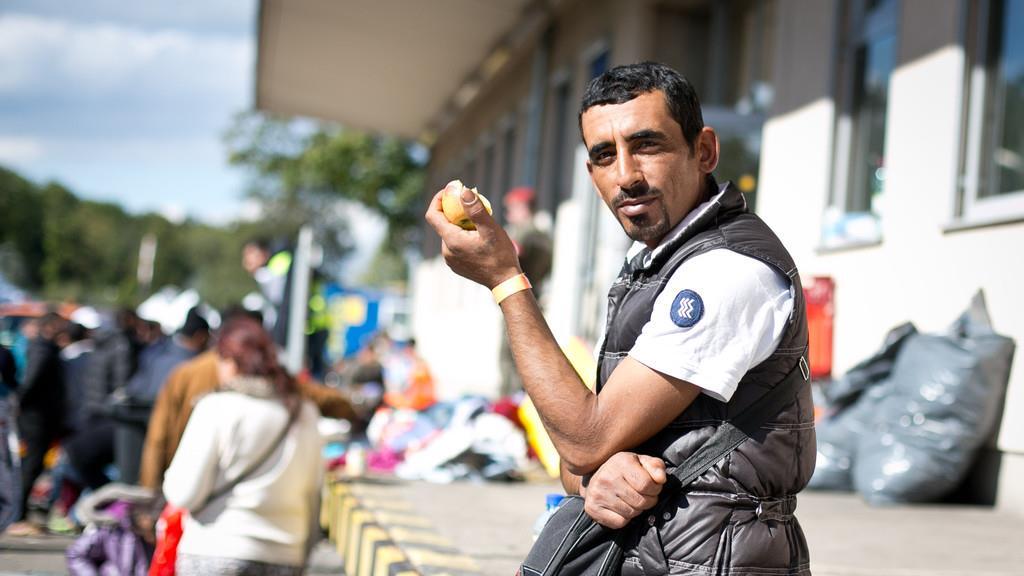 Zahlreiche Helfer am Grenzübergang