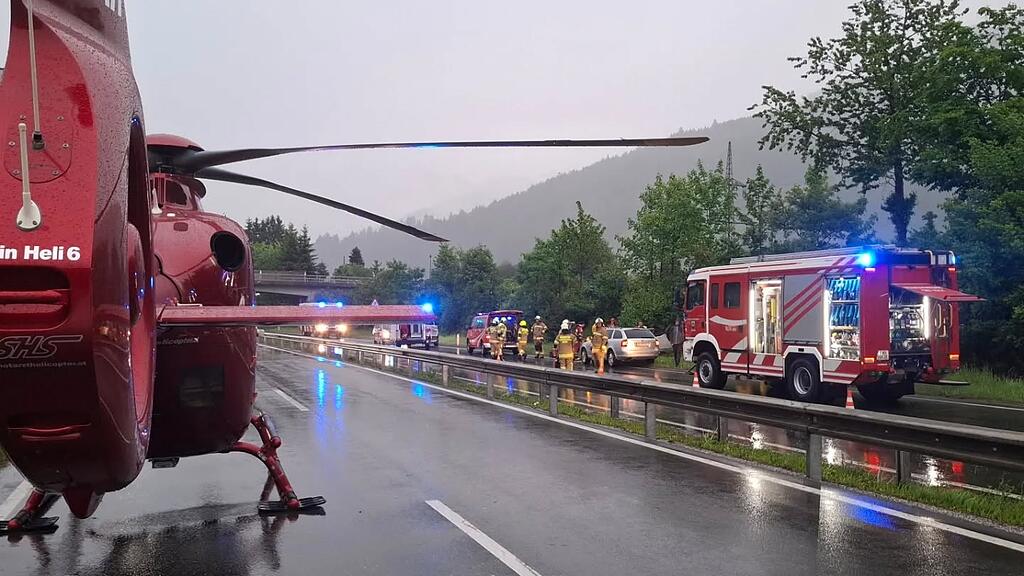 Verletzter bei E-Auto-Überschlag auf B311 in Bruck