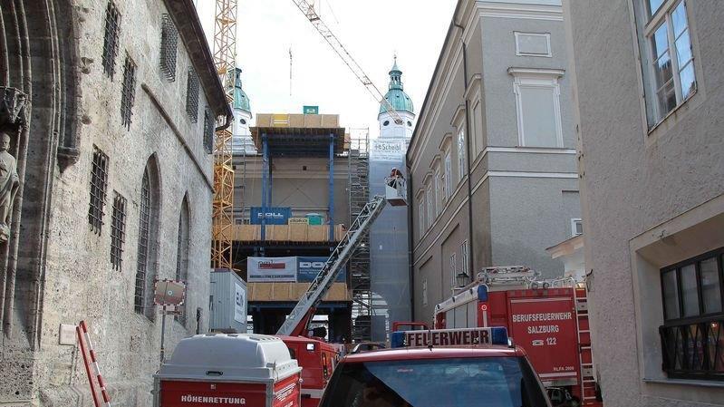 Arbeiter stürzt von Dach