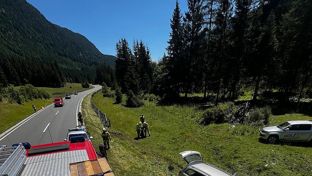 Auto kommt von B99 ab und durchbricht Heckenzaun