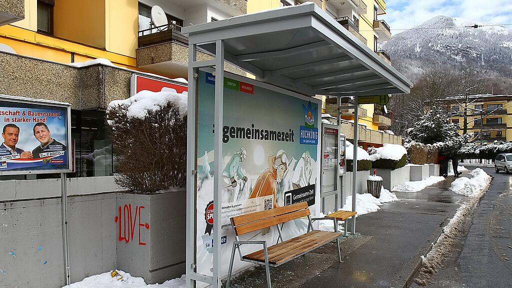 Bei der Bushaltestelle in Parsch wurden die Scheiben eingeschlagen.