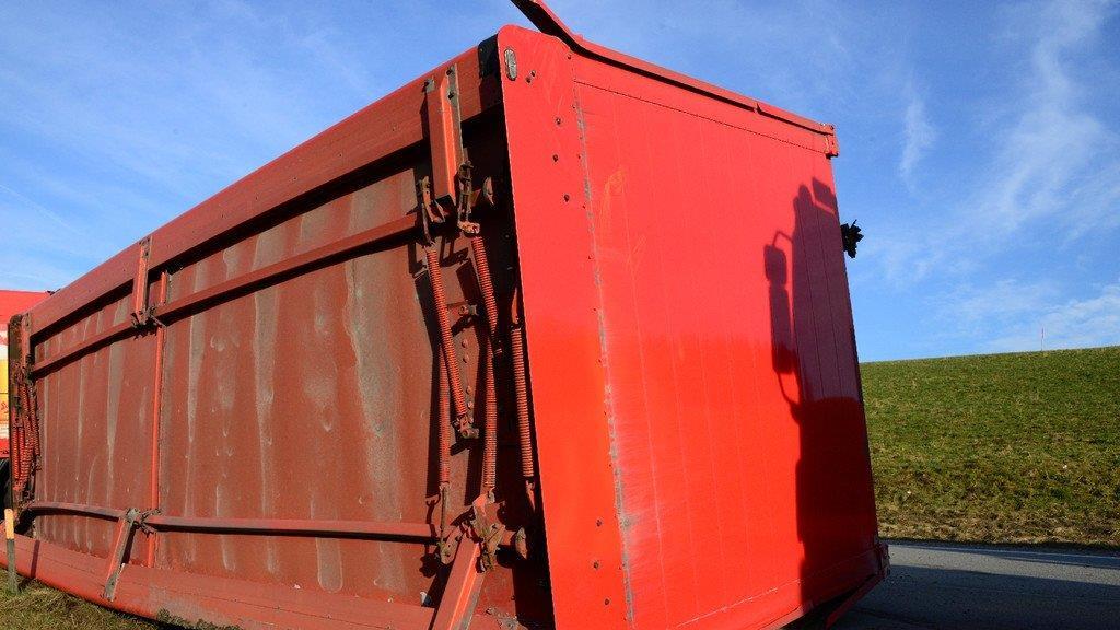 Bier-Lkw kippt um