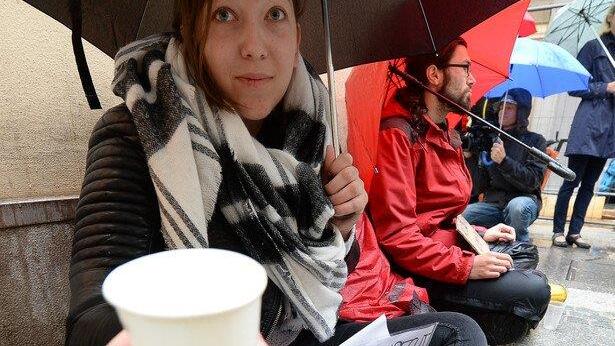 Stille Demo gegen Bettelverbot vor dem Rathaus