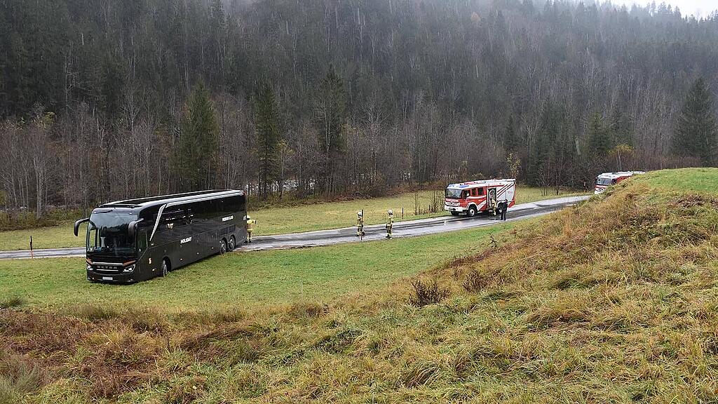 Abtenau: Reisebus bleibt in Wiese hängen