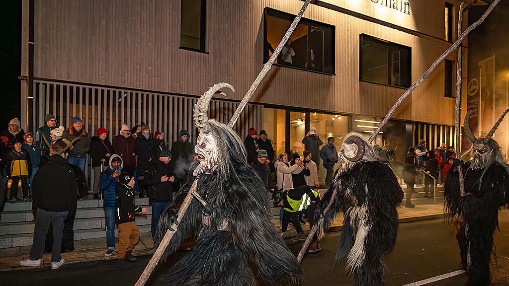 Krampuslauf im Ortszentrum, Großgmain