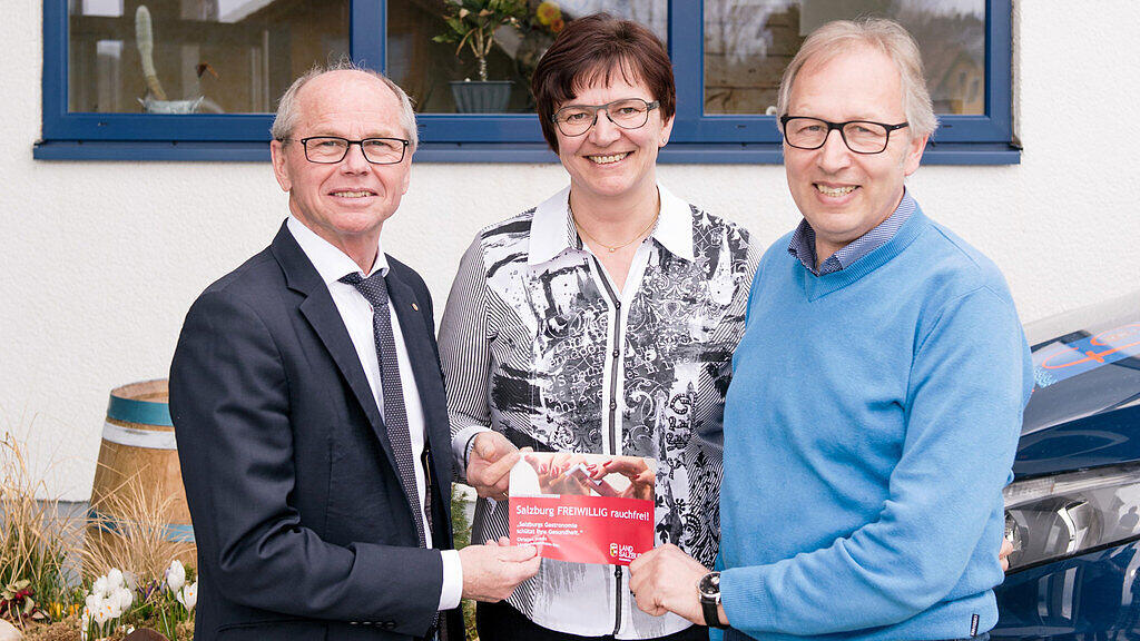 Immer mehr Salzburger Gastronomiebetriebe werden freiwillig rauchfrei. So auch der Landgasthof Fürst in Mattsee. Im Bild von links: LH-Stv. Christian Stöckl, Andrea und Hermann Fürst.