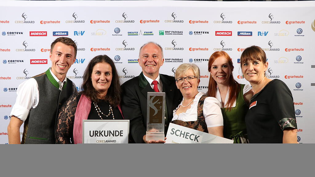 Stolze Preisträger bei der Galanacht der Landwirtschaft in Berlin: (v.l.) Biolandwirt Josef Eisl (Sohn), Minou Yussefi-Menzler (Stiftung Ökologie & Landbau), Sepp und Christine Eisl, Johanna Eisl (Tochter) und eine Vertreterin des Ceres Award.