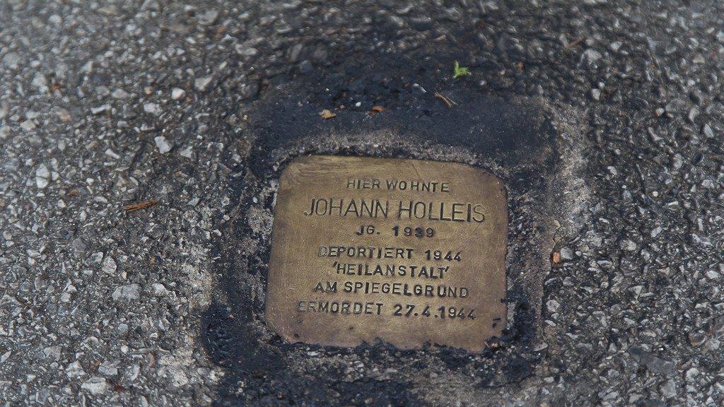 Erneut Stolpersteine in Salzburg beschmiert