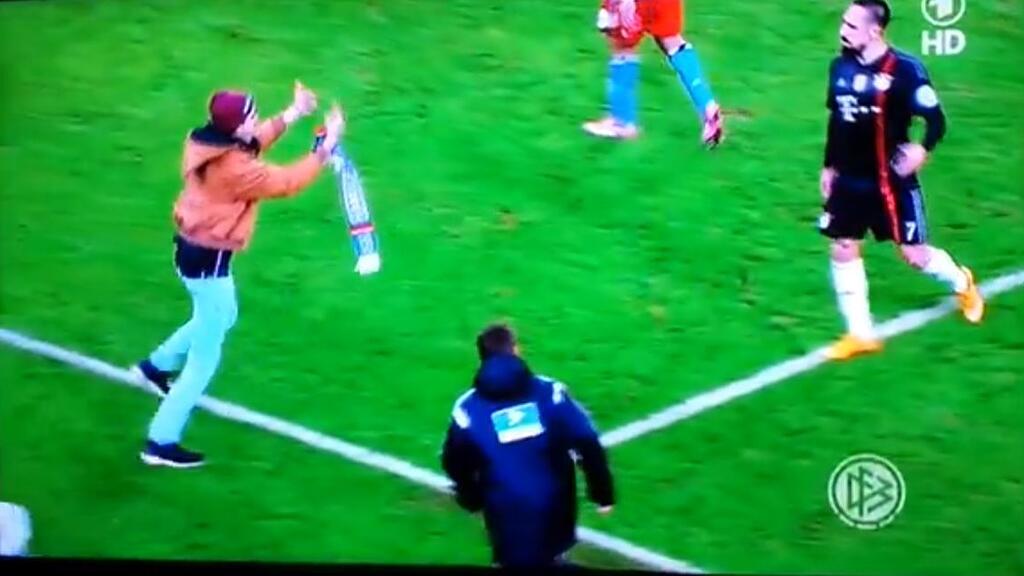 Sekundenlang zeigte der HSV-Fan Ribery den Stinkefinger.