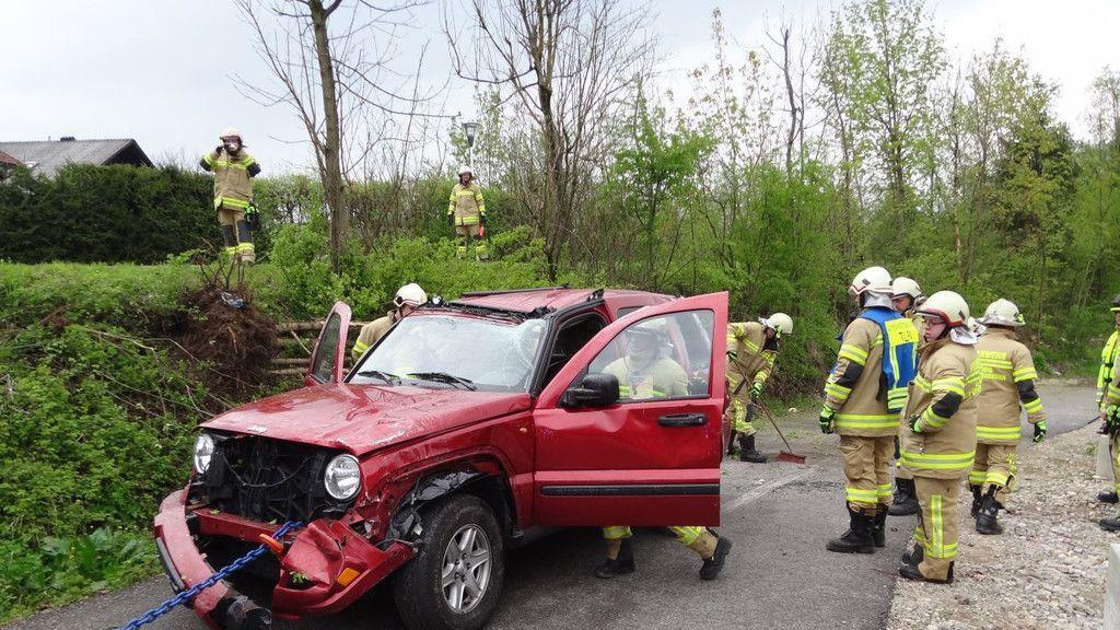 Grödig: Fahrzeug stürzt über Böschung