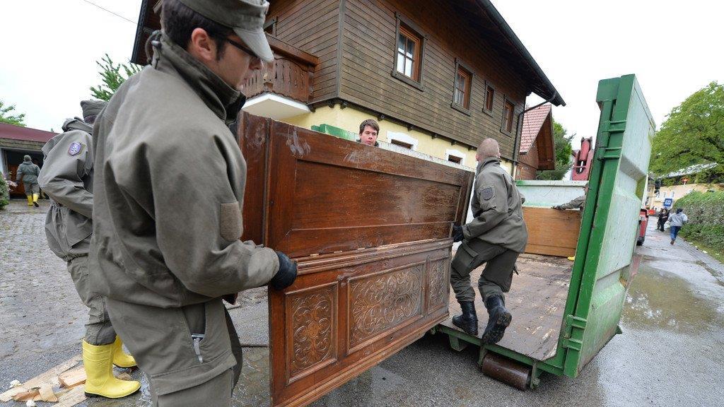 Aufräumarbeiten in Oberndorf, II